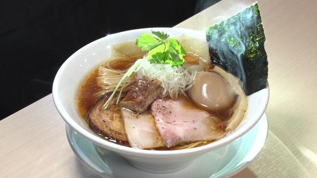 大阪1位「麦と麺助」の「比内地鶏とホロホロ鳥の特性蔵出し醤油そば」（C）MBSの画像