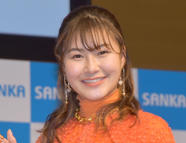 村上佳菜子 オレンジ髪 大胆イメチェン めちゃくちゃ可愛い 髪型は くりんくりんのウルフカット に 秋田魁新報電子版 村上佳菜子 オレンジ髪 大胆イメチェン めちゃくちゃ可愛い 髪型は くりんくりんのウルフカット に 秋田魁新報電子版
