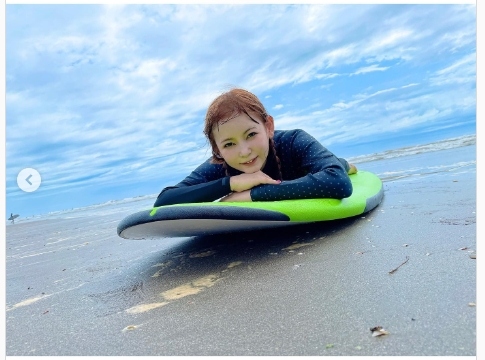 「人生初のサーフィン」に挑んだ中川翔子（本人インスタグラムより）