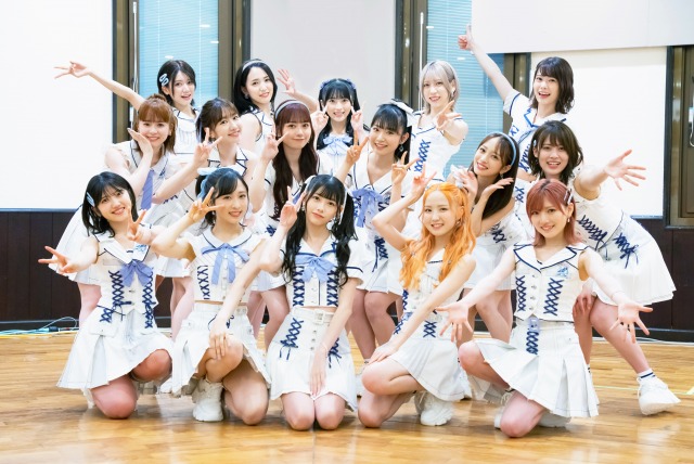 AKB48の60thシングル「久しぶりのリップグロス」選抜メンバー16人　前列中央が初センターの千葉恵里（C）AKB48の画像