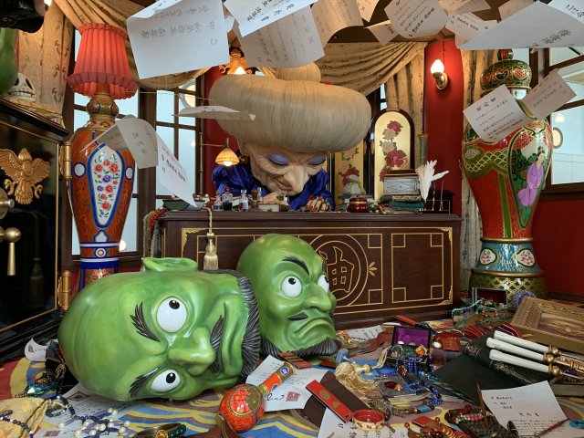 ジブリパーク「ジブリの大倉庫」内にある「にせの館長室」で執務中の湯婆婆（ゆばーば）（C）Studio Ghibli （C）ORICON NewS inc.の画像
