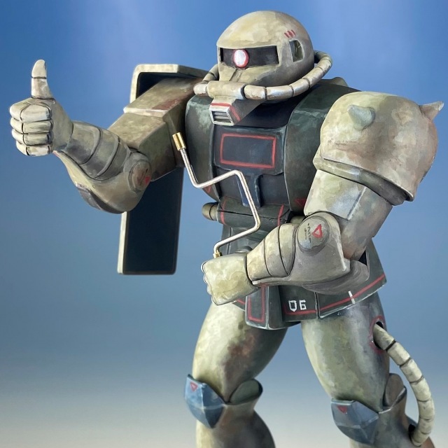 これは あのザク ガンプラ箱絵の片隅に描かれたサムアップ姿を具現化 地味なのに 知ってる同志がいっぱいいてうれしい 秋田魁新報電子版