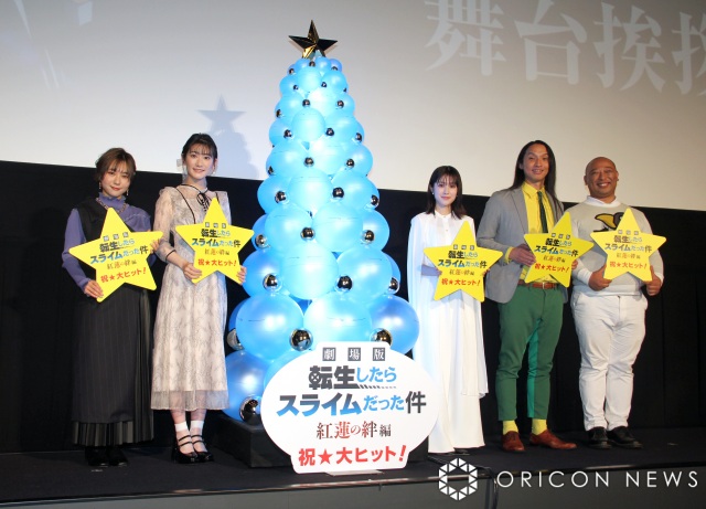 （左から）富田美憂、岡咲美保、福本莉子、トム・ブラウン （C）ORICON NewS inc.の画像
