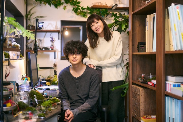 2夜連続ドラマ『私小説　－発達障がいのボクが純愛小説家になれた理由－』に出演する（左から）瀬戸康史、上野樹里（C）テレビ朝日の画像