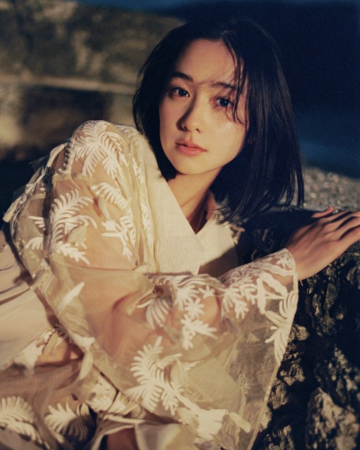 堀田真由ファースト写真集『MY』表紙カット （C）松岡一哲／集英社の画像