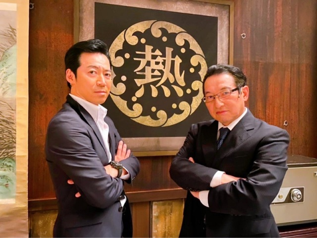 東貴博（左）と春風亭昇太『相棒』ショット（東貴博オフィシャルブログ「大学2年生 東MAXの悠々LIFE」より）の画像