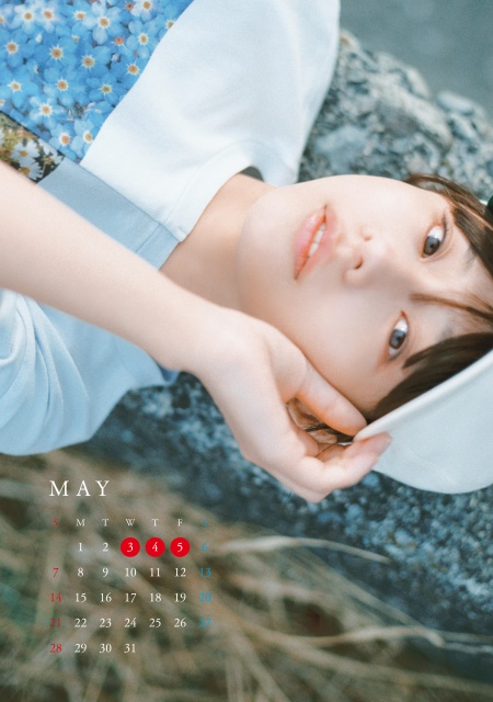 『椛島光 2023.4-2024.3 卓上カレンダー』を発売する椛島光　撮影／増田彩来の画像