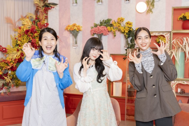 『花束とオオカミちゃんには騙されない』第3話・第4話スタジオに登場する（左から）横澤夏子、らん、滝沢カレン（C）AbemaTV, Inc.の画像