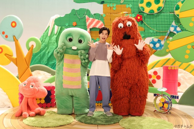BSフジ『ガチャムク』に出演する（左から）ガチャピン、鈴木福、ムック（C）ガチャムクの画像
