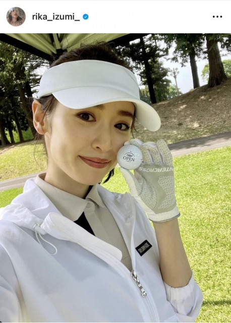 泉里香、ミニスカでゴルフ楽しむ「お天気にも恵まれて、楽しい時間を