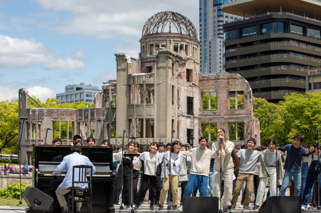 広島・平和記念公園で学生たちとともに歌うAI（C）KENGO MIYAMOTOの画像