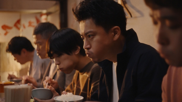 味の素冷凍食品「ザ★シュウマイ」新CM『なんだ、この店』篇に出演する小栗旬の画像