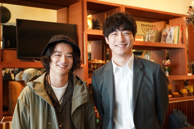 『CODE－願いの代償－』に主演する坂口健太郎（右）と共演の染谷将太 （C）日本テレビの画像