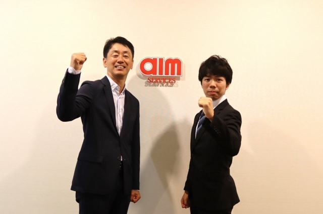 エームサービスと所属契約を結んだ佐藤駿選手（右）の画像