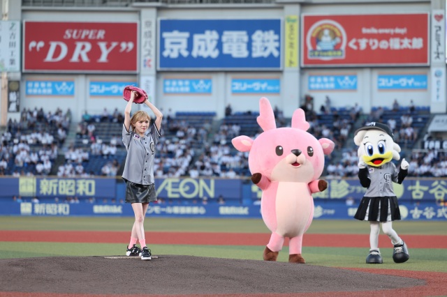 「ロッテ－楽天戦」の試合前に始球式を務めた岡田奈々の画像