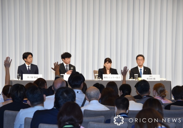 （左から）井ノ原快彦、東山紀之、藤島ジュリー景子氏、木目田弁護士 （C）ORICON NewS inc.の画像