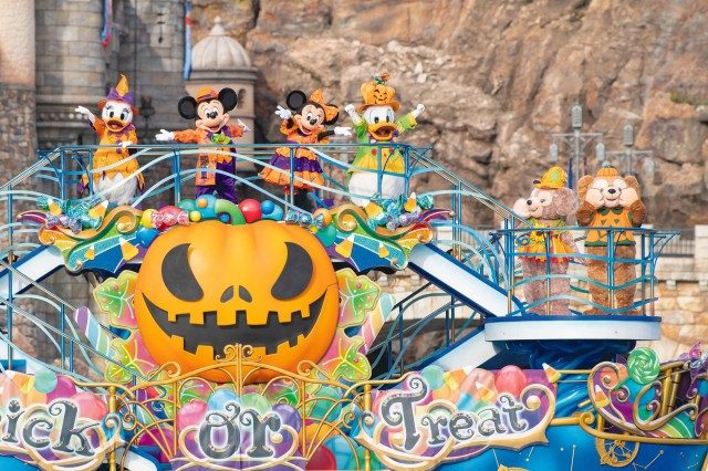 東京ディズニーシーで開催されるショー『ディズニー・ハロウィーン ・ グリーティング』が先行公開！　※『ディズニー・ハロウィーン』は9月15日よりスタート　（C）Disneyの画像