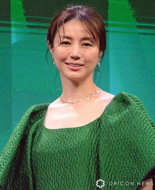 エンタメ総合】井川遥・47歳、ミニワンピースでスラリ美脚 キュートな三重弁も披露