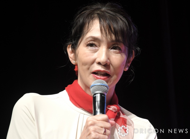 56歳・渡辺真理、純白＆赤の“椿ワンピ”姿 78歳・吉永小百合に保湿の