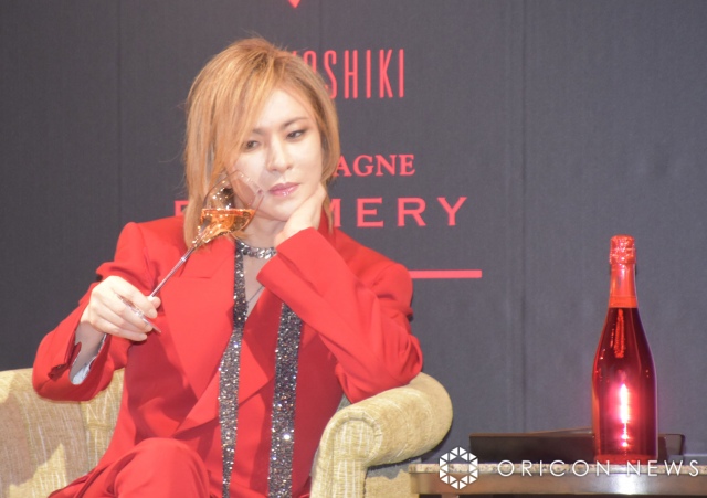 YOSHIKI、新作シャンパーニュ発表会でケースの色を変更 すぐに変わる