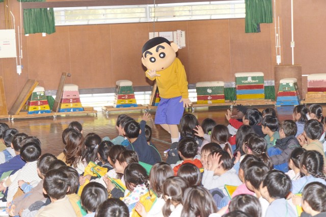 しんちゃんが春日部市内の小学校で1年生とお勉強『クレヨンしんちゃん