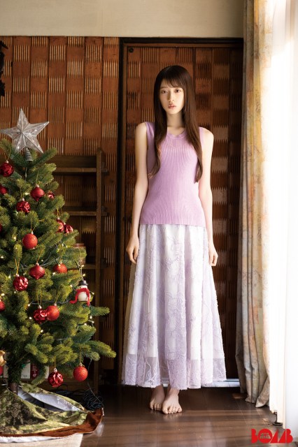 乃木坂46矢田萌華、『BOMB』初表紙で“クリスマス”グラビア披露 真っ白