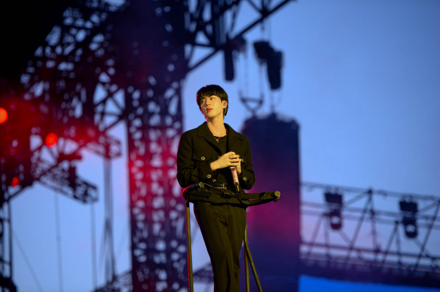 BTS・JIN、「Rope It」「I'll Be There」の歌唱予告公開 4DXでは野外