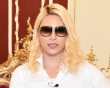 ローランド、バッキバキ腹筋公開「顔と体のギャップすごい」「圧巻!!」