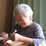 孫が作る「まごめし」を食べて、とびっきりの笑顔を見せる、おばあ