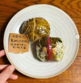 お母さんもお気に入りのごま高菜、シラス、帆立をスイスチャードの酢漬けで包んだおにぎり（制作・画像提供／onigiri_otegami）の画像