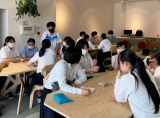 「方言辞典」作りのために集まった福井県内の高校生たち。互いの方言の違いに議論が白熱したという。の画像
