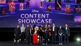 サプライズ登場したミッキーマウスと集合写真を撮った韓国ゲスト陣の画像