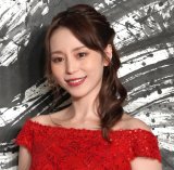 平野綾、愛猫を怒らせ反省「かまってあげられなくて」　美肩まぶしい深紅のドレスで登場　