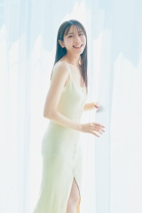 貴島明日香、飾らない表情と伸びやかなスタイル披露　『FLASH』初表紙＆グラビア