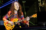 “イエローハート”を手にするX JAPAN・PATA　photo by Kazuko Tanaka （CAPS）