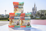 パーク内のレストランのカレーをイメージした山崎製パン「ランチパック」（C）Disney