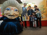 長野県立美術館で開催中の「鈴木敏夫とジブリ展」2万人目の来場者のご家族と湯婆婆 （C）Toshio Suzuki　（C）Studio Ghibli