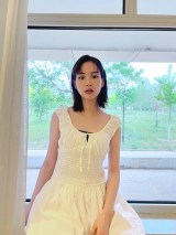 美デコルテ全開の白ワンピ姿を披露したのん（のんオフィシャルブログより）