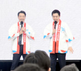 万博ステージで漫才を披露した（左から）横山英幸大阪市長、吉村洋文大阪府知事 （C）ORICON NewS inc.