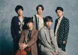 嵐（後列左から：二宮和也、相葉雅紀、大野智、前例左から：櫻井翔、松本潤）