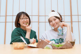 Podcast番組『酒のさかなにショコっとどうぞ』を始める（左から）諸國沙代子アナ、佐藤佳奈アナ（C）ytv