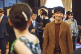 明子を担当するイケメン編集者・岡さん（津田健次郎）＝映画『かくかくしかじか 』（公開中）（C）東村アキコ／集英社 （C） 2025 映画「かくかくしかじか」製作委員会