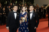 第78回カンヌ国際映画祭のレッドカーペットを歩いた『見はらし世代』の団塚唯我監督、木竜麻生、黒崎煌代（C）Olivier Vigerie