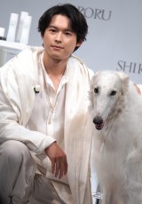 真っ白な大型犬と仲良し2ショットをみせたSixTONES・松村北斗 （C）ORICON NewS inc.