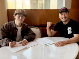 『ONE』と独占複数試合契約を締結した吉成名高（左）とチャトリCEO（C）ONE Championship