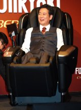 最新マッサージチェアを体験した唐沢寿明 （C）ORICON NewS inc.