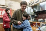 映画『金子差入店』に出演する丸山隆平、三浦綺羅　(C) 2025「金子差入店」製作委員会