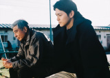 映画『港のひかり』（11月14日公開）、主演の舘ひろし（左）と眞栄田郷敦（C）2025「港のひかり」製作委員会